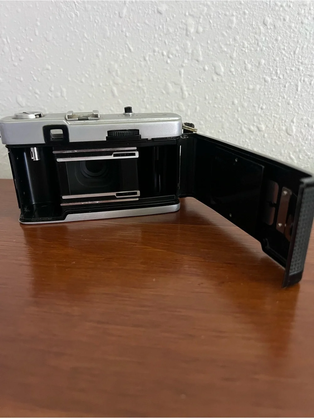 Olympus Trip 35 Silver and Black Film Camera - see description